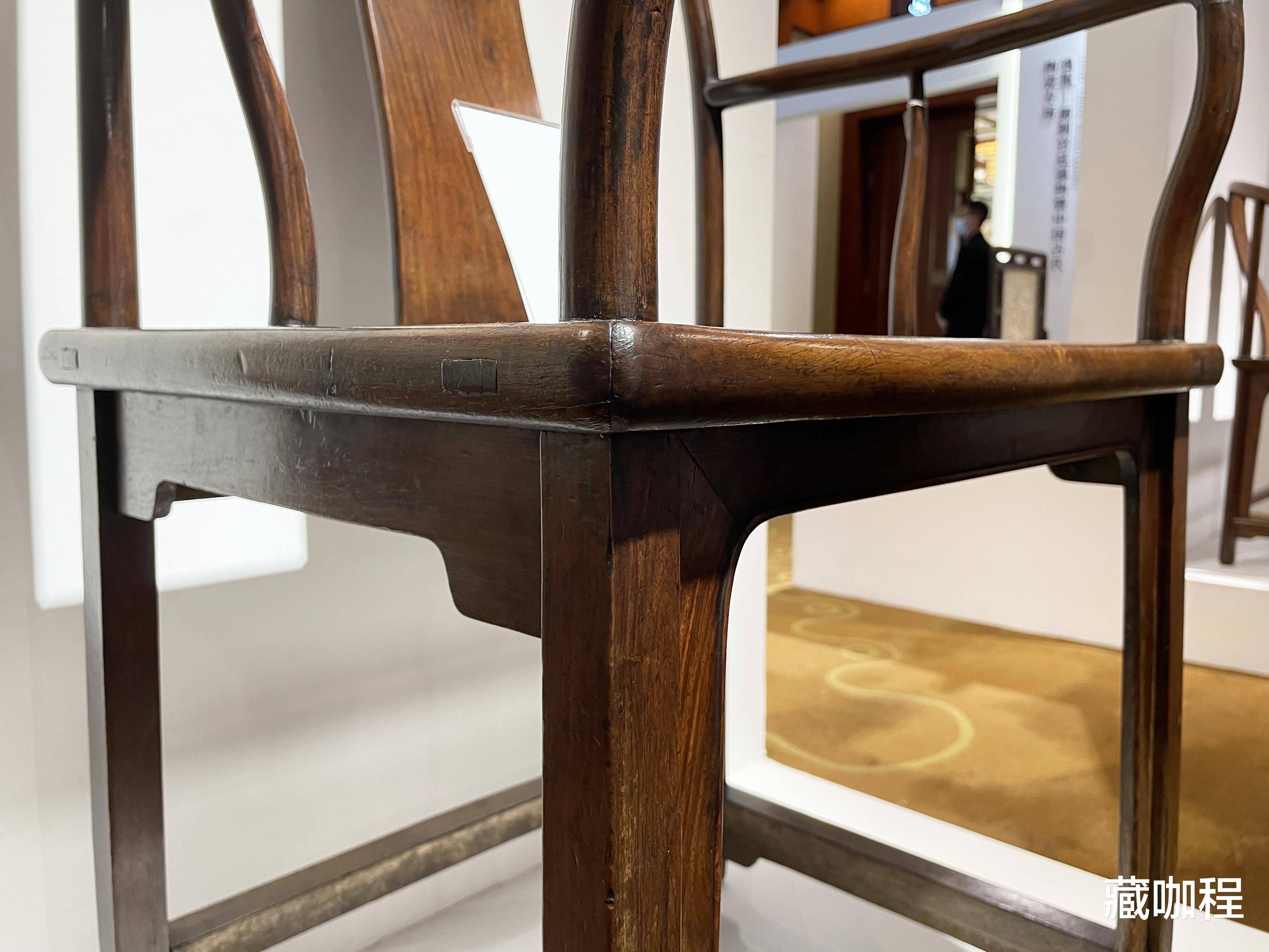 |腿足上圆下方，黄花梨高靠背南官帽椅特色鲜明