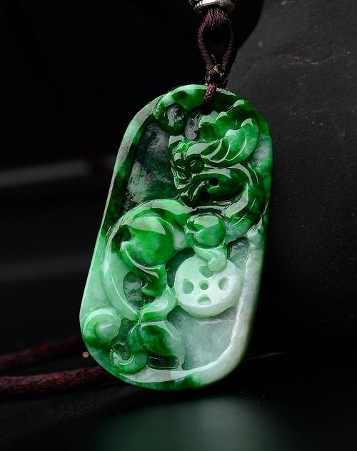 翡翠|嘉德春拍上的花青翡翠扳指,拍得28w高价,不是说花青不值钱吗?