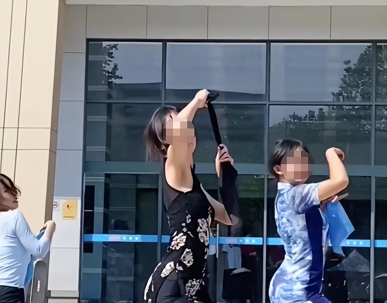女大学生穿高叉旗袍跳舞,眼神娇媚颜值颇高,网友称其“擦边女”