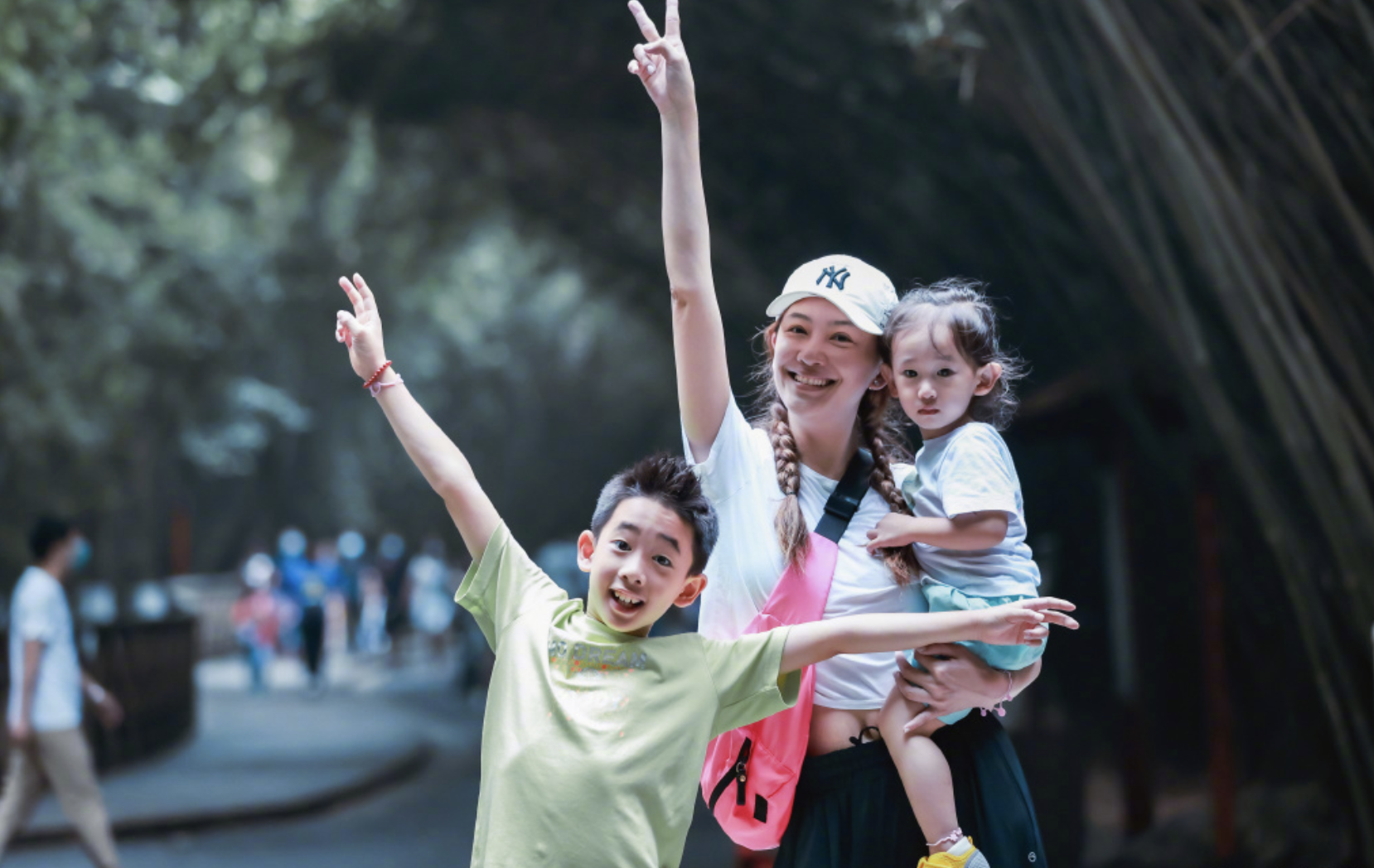 应采儿|应采儿中秋节晒幼子,HoHo奶声奶气送祝福,扎辫子越来越像Jasper