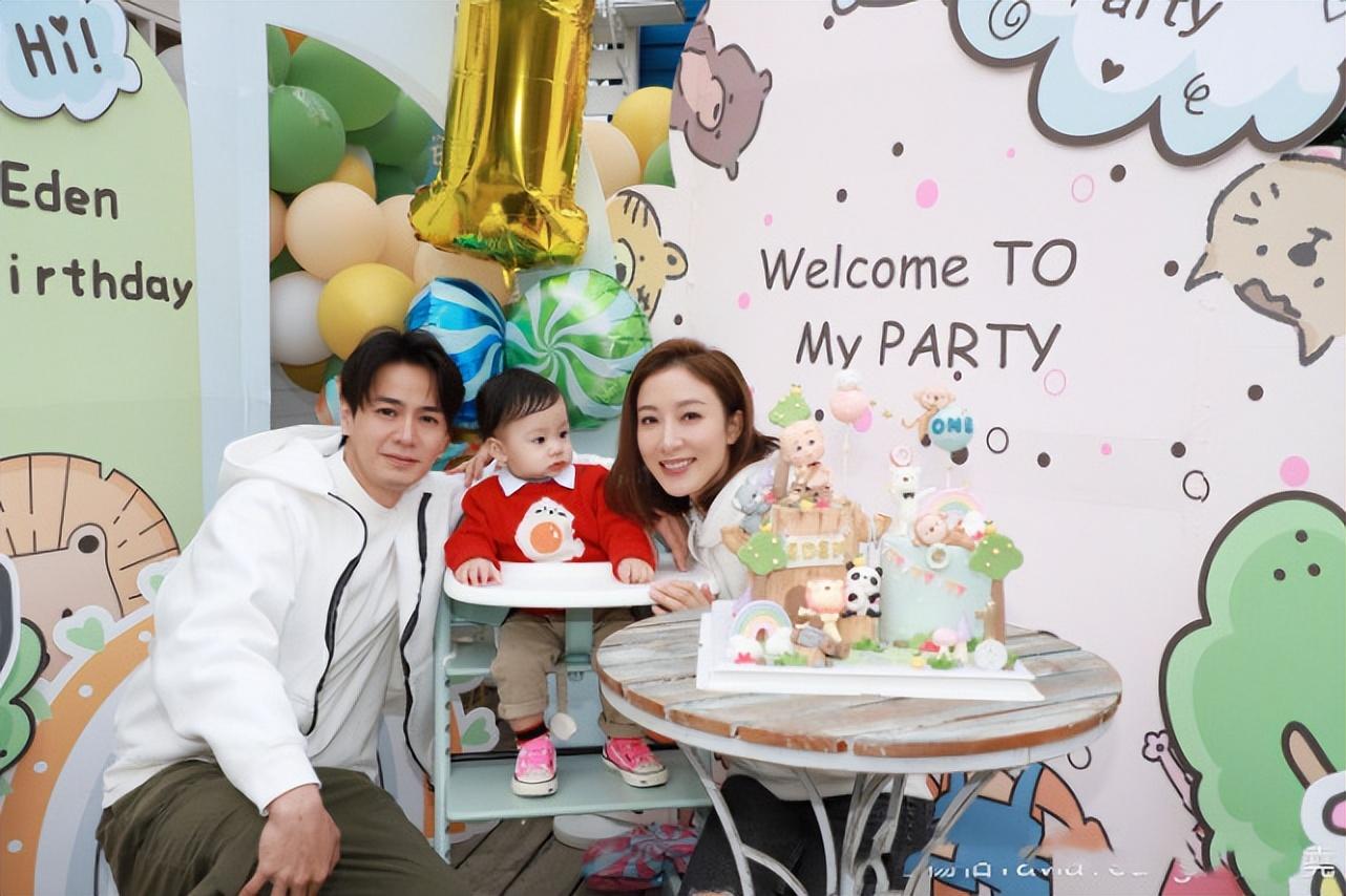 刘亦菲|杨怡晒全家福，庆儿子满一岁，弟弟像爸姐姐像妈，一家四口好幸福