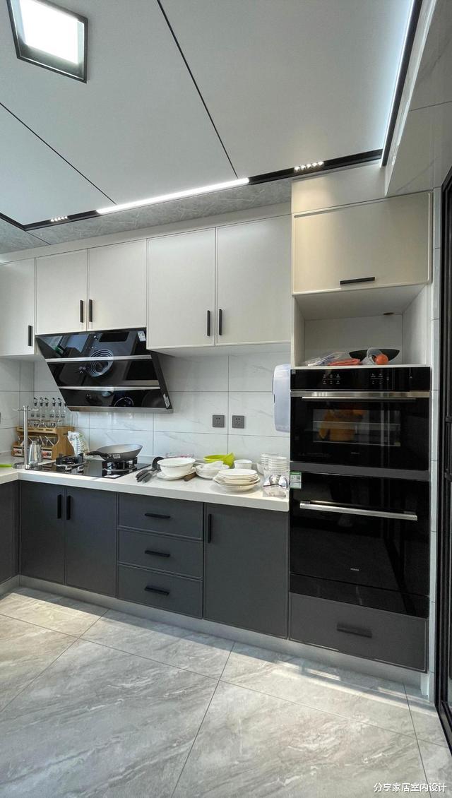 128平现代轻奢风格，时尚与高级感并存，悬空电视背景墙太抢眼了