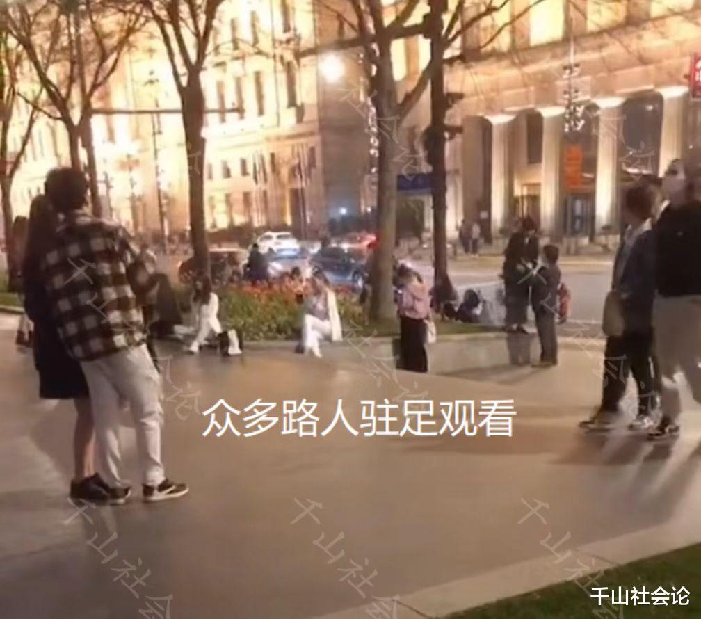 女网红深夜在大街上直播,穿着性感搔首弄姿,围观大爷:来给我当儿媳