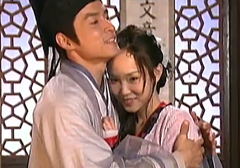 范文芳|“小龙女”范文芳晒照,穿透视裙比基尼抢镜,与老公亲吻满面油光