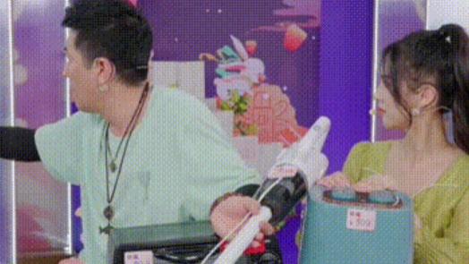 杨子|杨子直播时愤然离场，留下黄圣依一个人不知所措，只好草草下播了