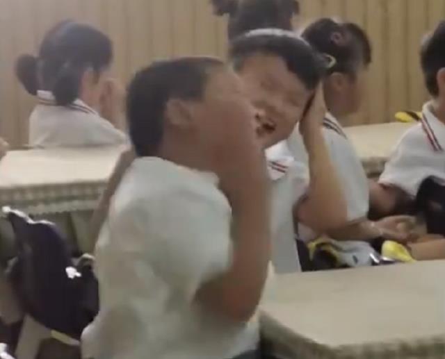 安徽幼儿园毕业季同学伤心哭泣,俩男孩举动亮了,网友:下手真狠