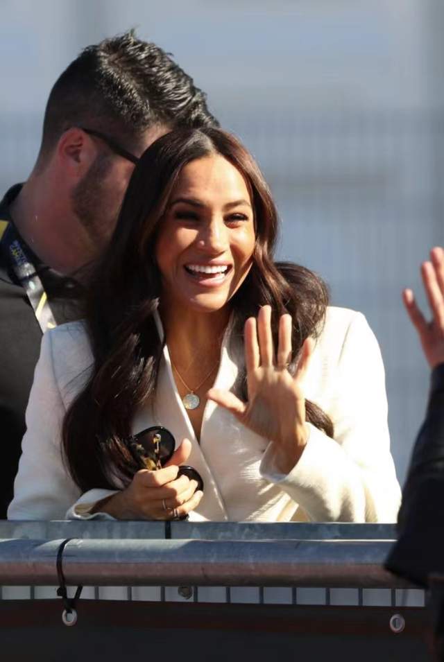 安妮公主|安妮公主与凯特首次搭档很惊艳;卡米拉访剧院一枝独秀,梅根凉凉