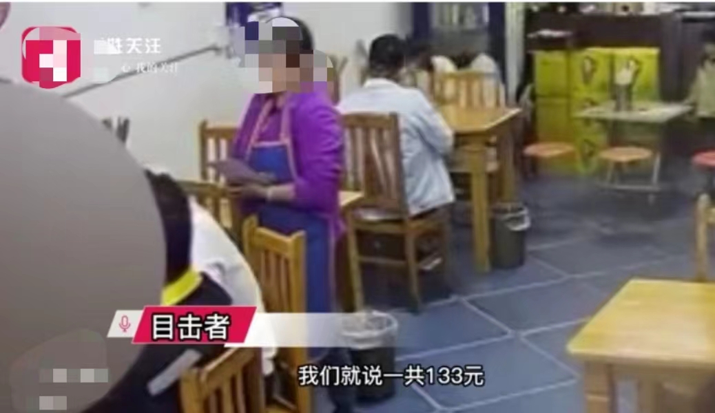 四川成都,一女子开着一家餐馆,看到5名男子进店吃饭,女子挺开心的