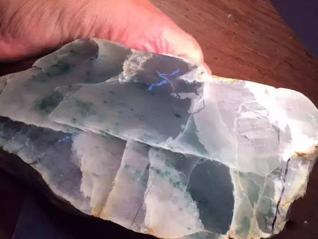 |1800万的至尊木那翡翠原石，切开全是裂，货主含泪车珠子