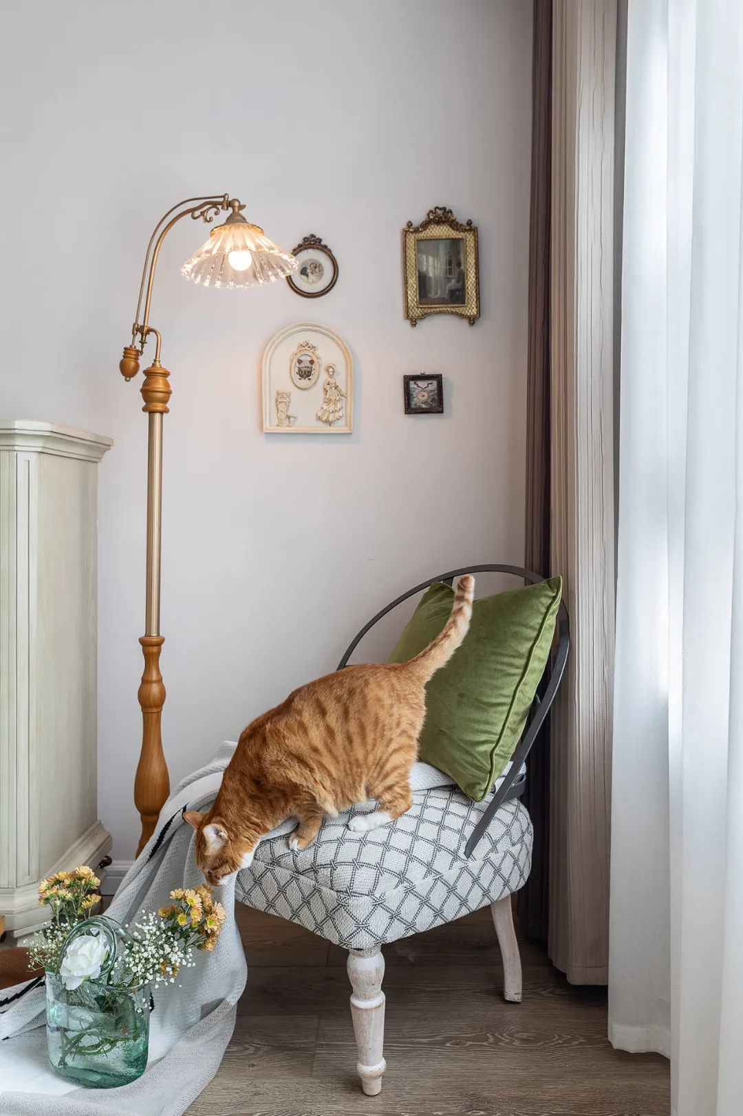 126㎡美式风格，跳脱的绚丽色彩、流畅的石膏线条，舒适慵懒又不失精致