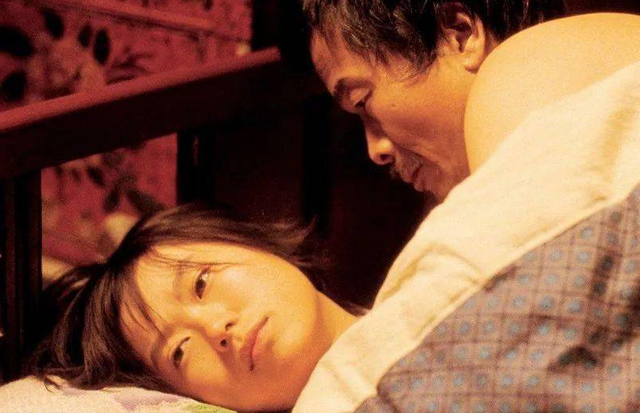 1995年,四川女大学生被120元卖给山村老汉,2人跟牲口住了17年