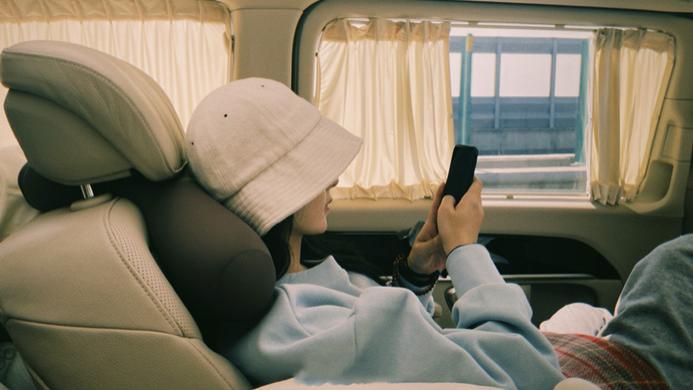 穿衣搭配|赵丽颖上班被偷拍！穿卫衣戴百元发圈好认真，同事镜头下像个大学生