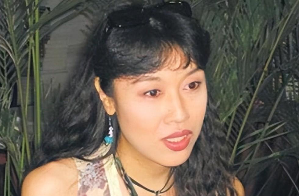 国内首位变性人：21岁时嫁53岁香港老板，丈夫死后一纸揭穿真身份