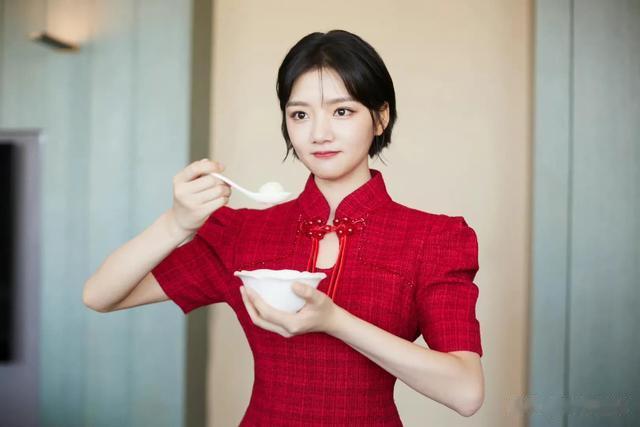 陈飞宇|众星元宵营业照,张子枫陈飞宇同框,刘诗诗杨紫气质美女好迷人