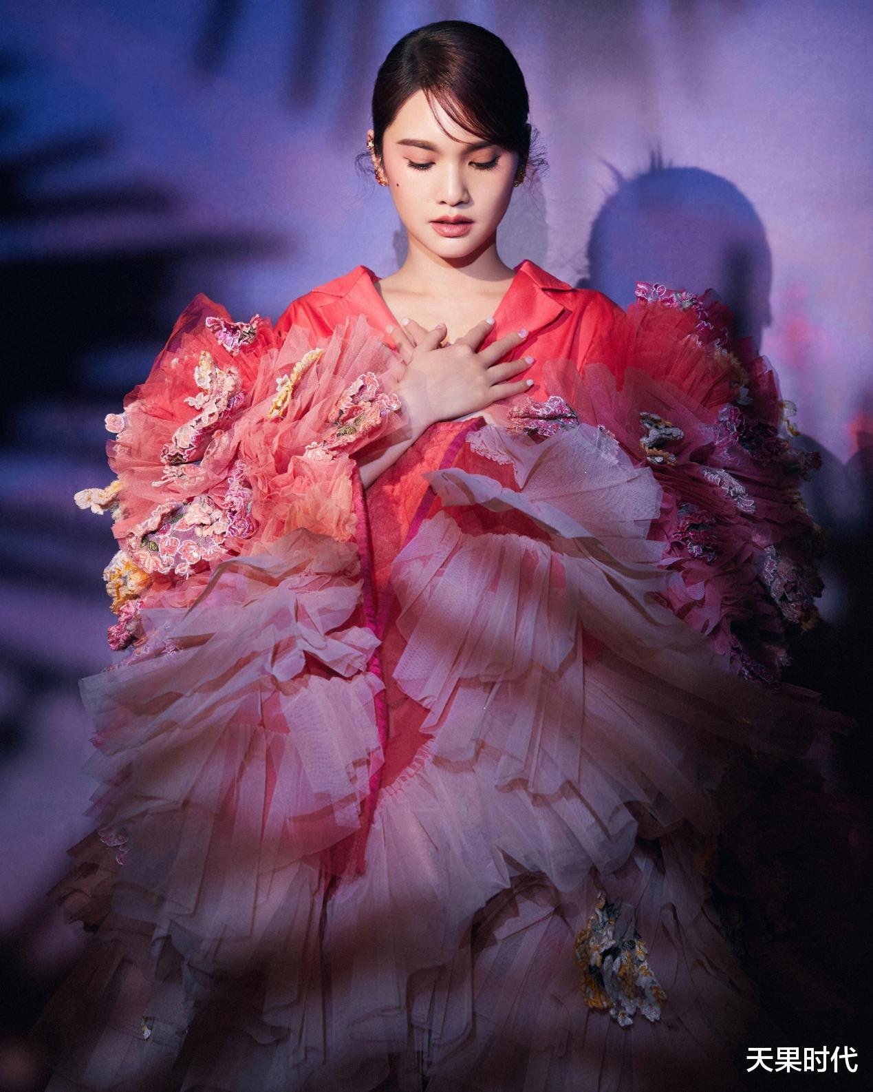 张子枫|杨丞琳的可塑性很高，夸张红裙犹如花仙子，渐变色系提升造型品位