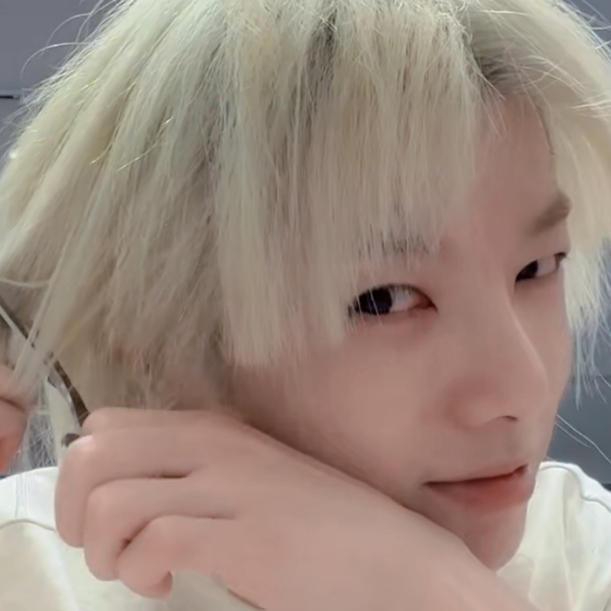 华晨宇|继金色长发后华晨宇成为自己造型师,干练寸头尽显帅气