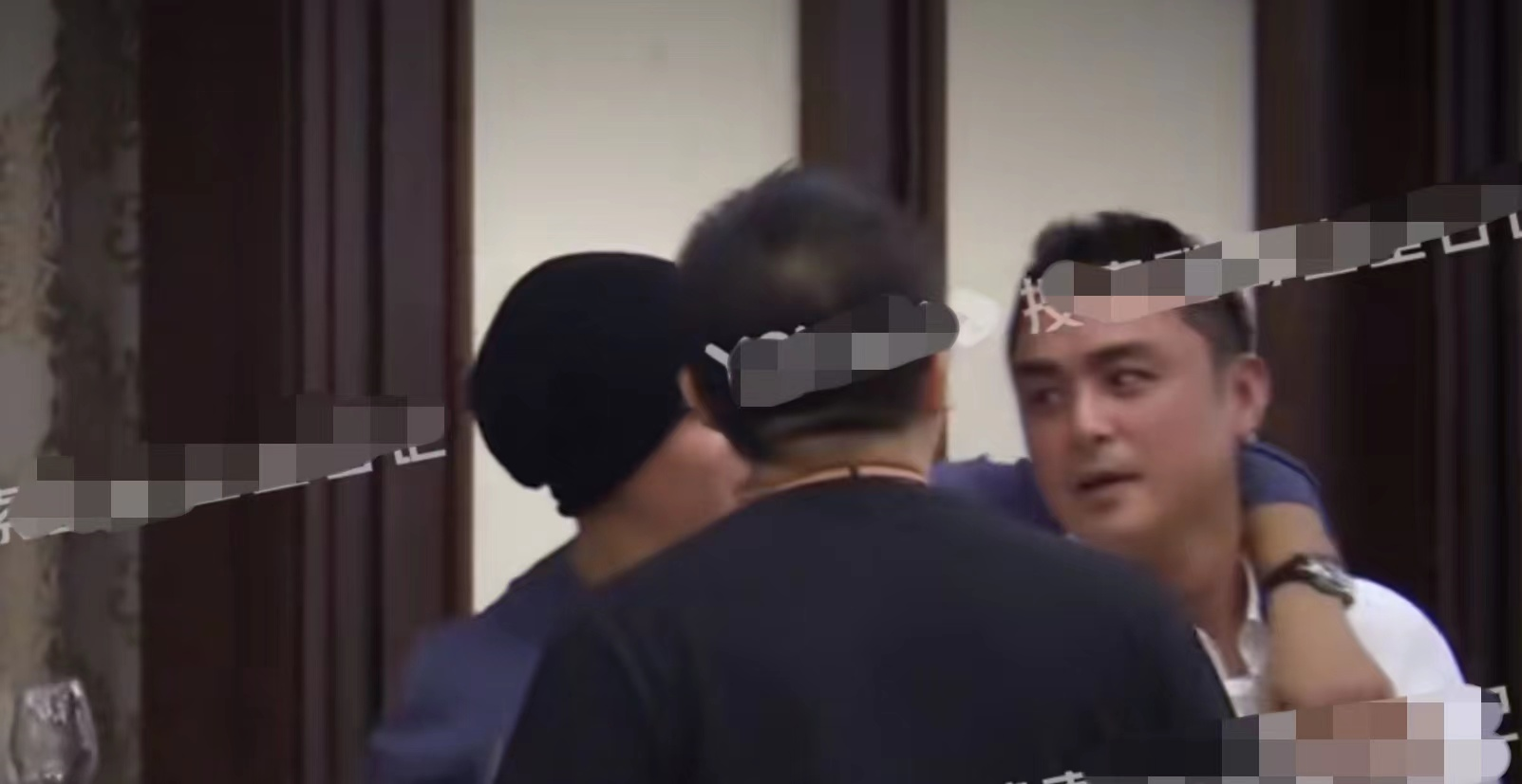 高伟光|众星参加聚会！周一围猛抽雪茄满脸通红，高伟光何润东酒杯不离手