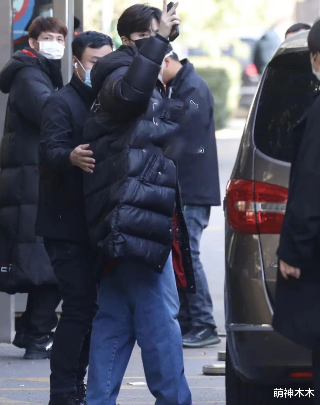 杨紫|春晚最后一场彩排来啦！杨紫丸子头包裹严实，赵丽颖紫色大衣抢眼