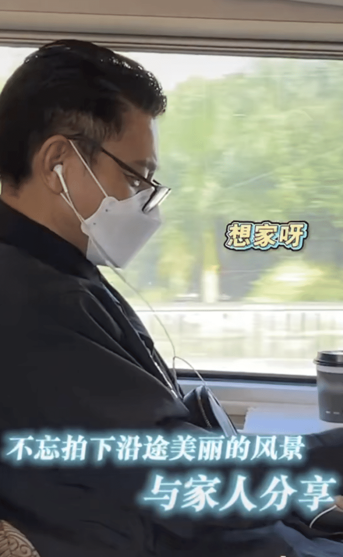 刘德华|61岁刘德华观看女儿学校演出，穿搭时髦状态年轻，和朱丽倩恩爱同行