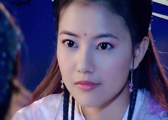 邱意浓|邱意浓直播眼眶微红,回应剧中状态不佳的问题,网友:撞脸杨紫