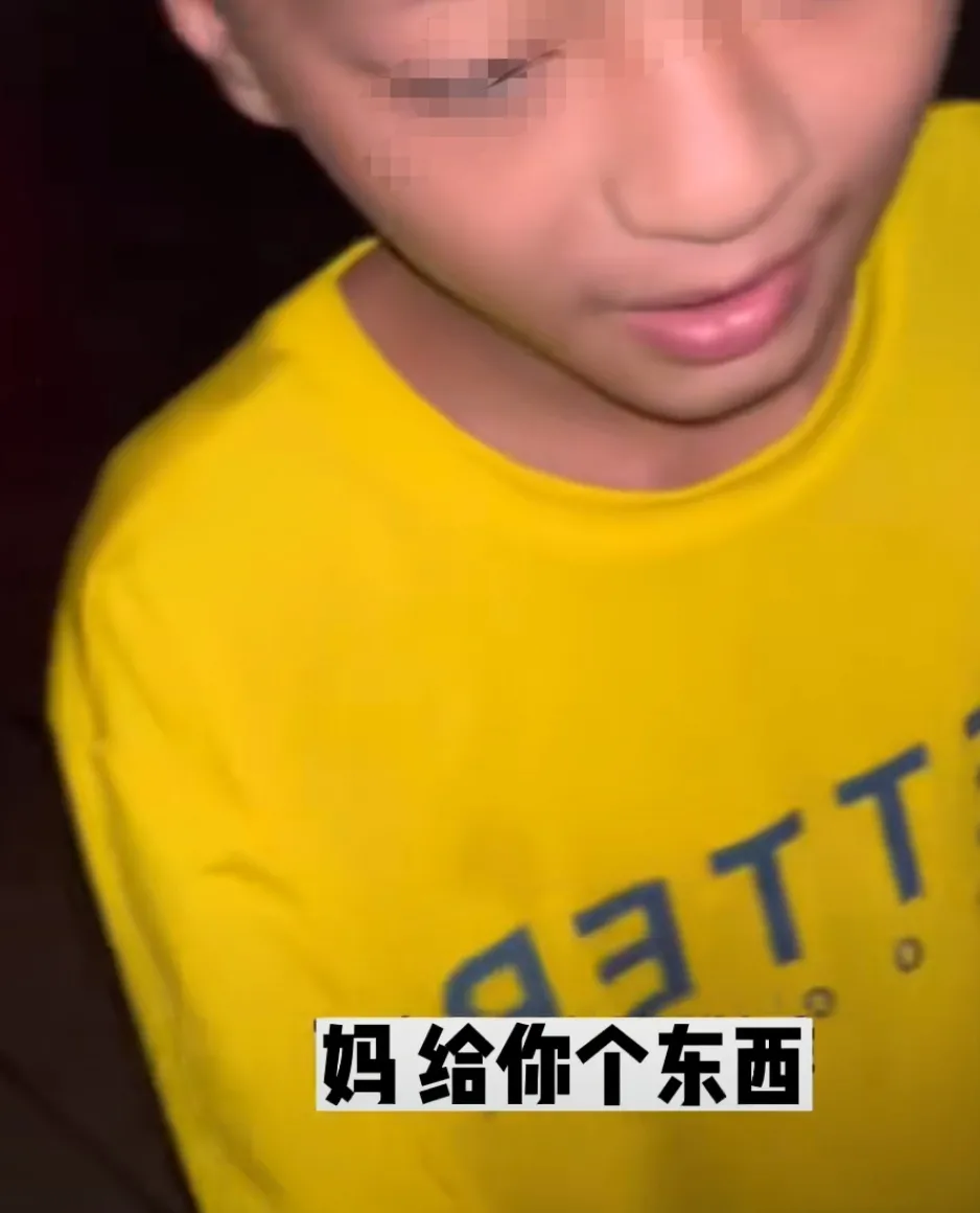 河南洛阳一女子给前夫的儿子送厚衣服,当孩子拿东西走的时候,塞了一张纸条