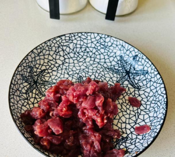 朱丹|41岁朱丹“阳了”还下厨，给家人做5道菜，网友却不买账：太矫情