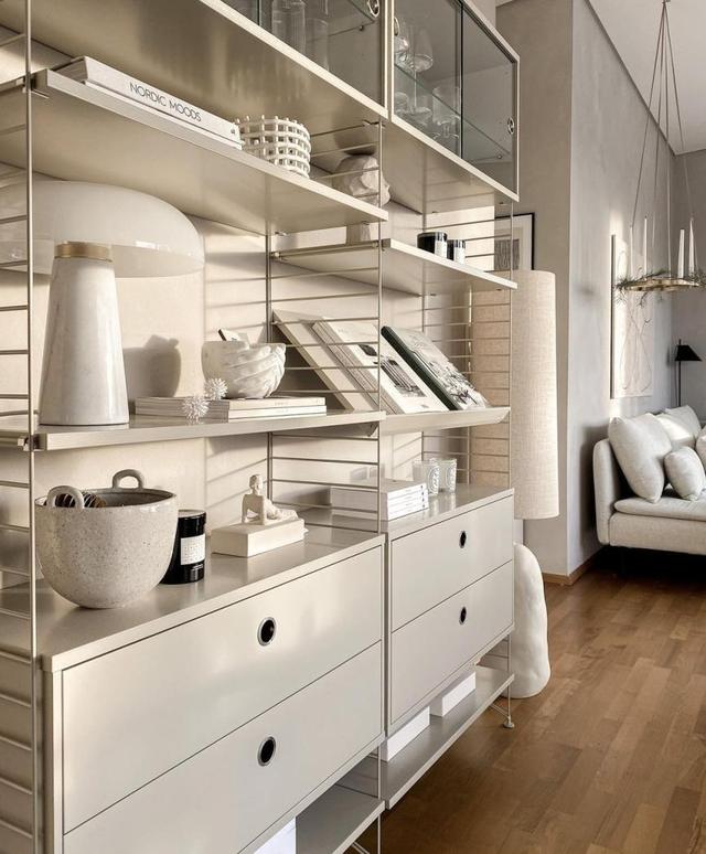 水泥灰墙的白色房子，别致的露台随意的画，与家一起的时光很舒服