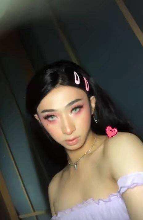 伊能静|伊能静儿子穿女装，裸上身妩媚妖娆，眼神勾人比妈妈还有女人味