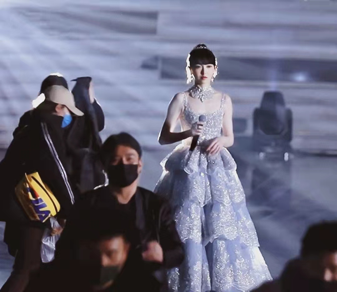 央视春晚|baby唐嫣主持春晚 baby大粉因撕唐嫣而被禁言