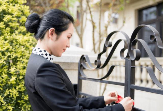 大学生|大学毕业去当高端家政,住豪宅、开飞机,到头来被说是高学历丫鬟