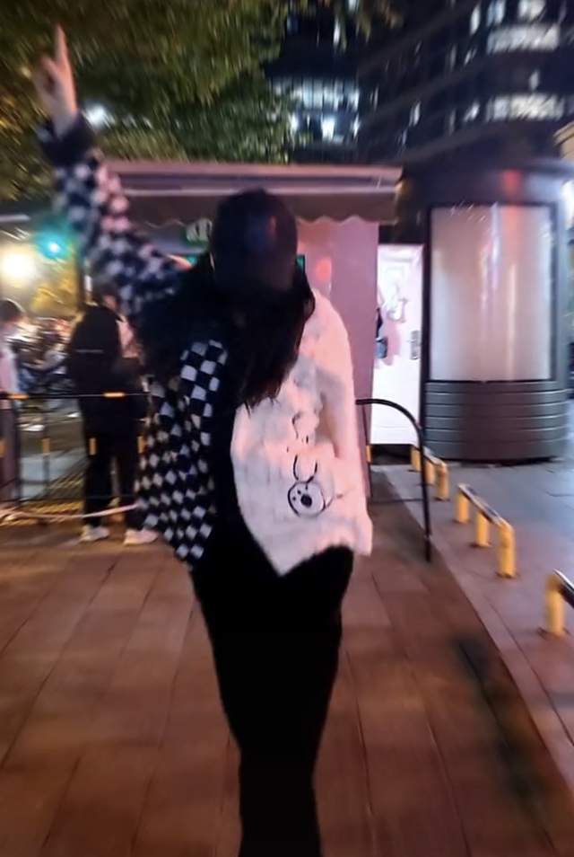 曹颖|前央视主持曹颖引争议，核酸检测点前穿睡衣热舞，动作夸张无人看