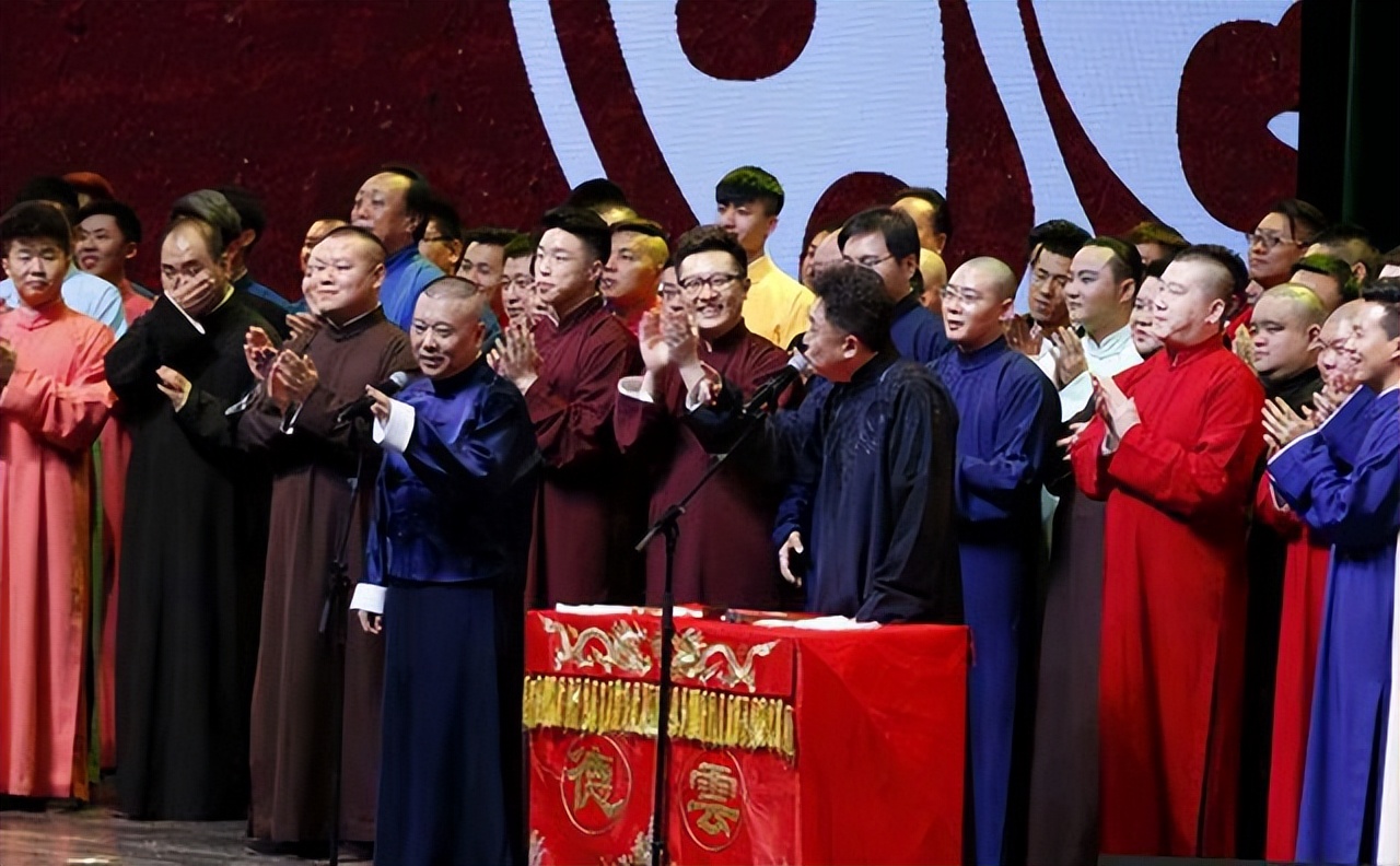 岳云鹏|德云社15周年，岳云鹏一个举动为老郭解围，只有他能穿刺绣大褂？