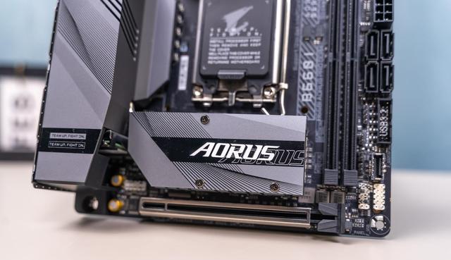精致小巧，用料出众、技嘉迷你雕B660IAORUSPRODDR4主板拆解