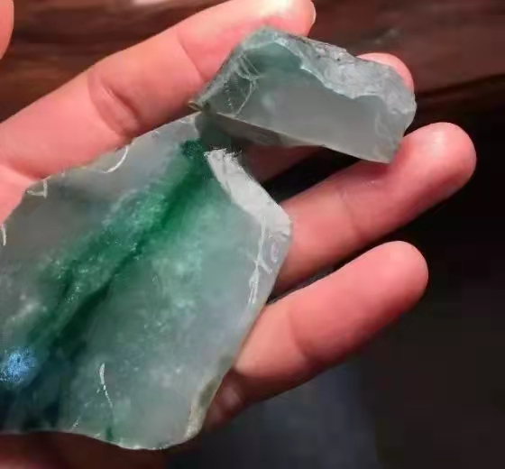 翡翠|老玩家都不敢玩的黑色乌沙原石，他却花高价一玩，切开后居然会这样！