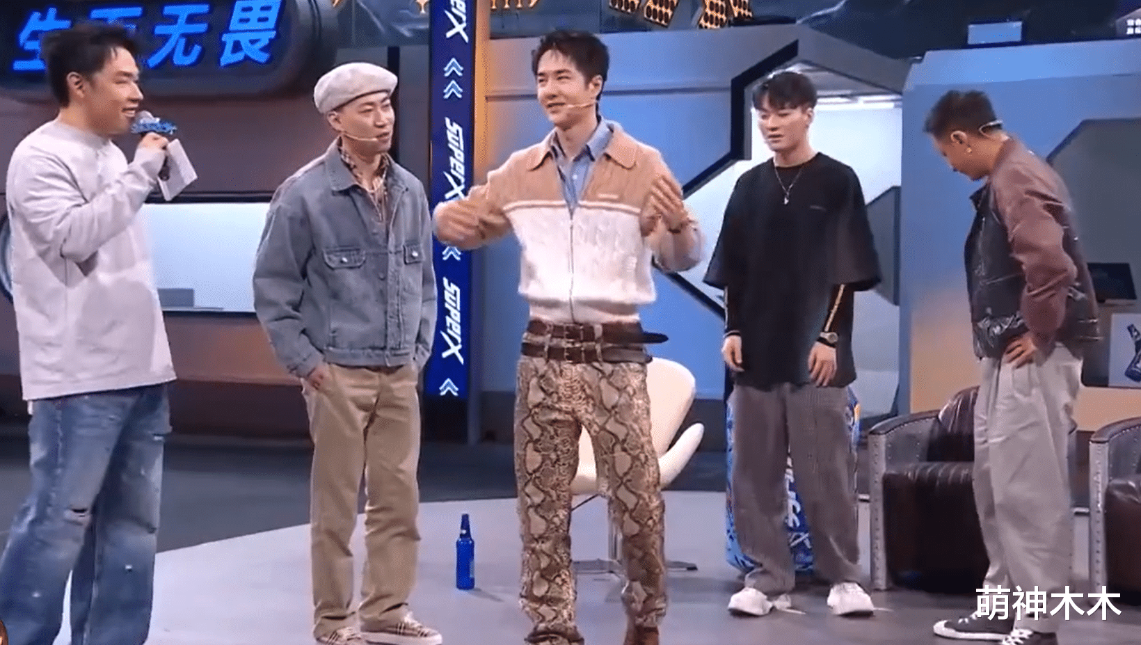 王一博|王一博现身《这街》直播,本人发腮变壮,室内穿毛衣还是女款