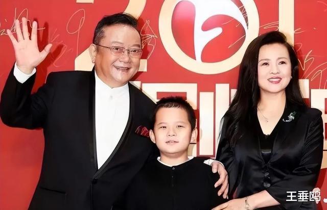 王刚 王刚一家罕合体，小20岁娇妻温柔似水，11岁儿子脸型像爸气质像妈