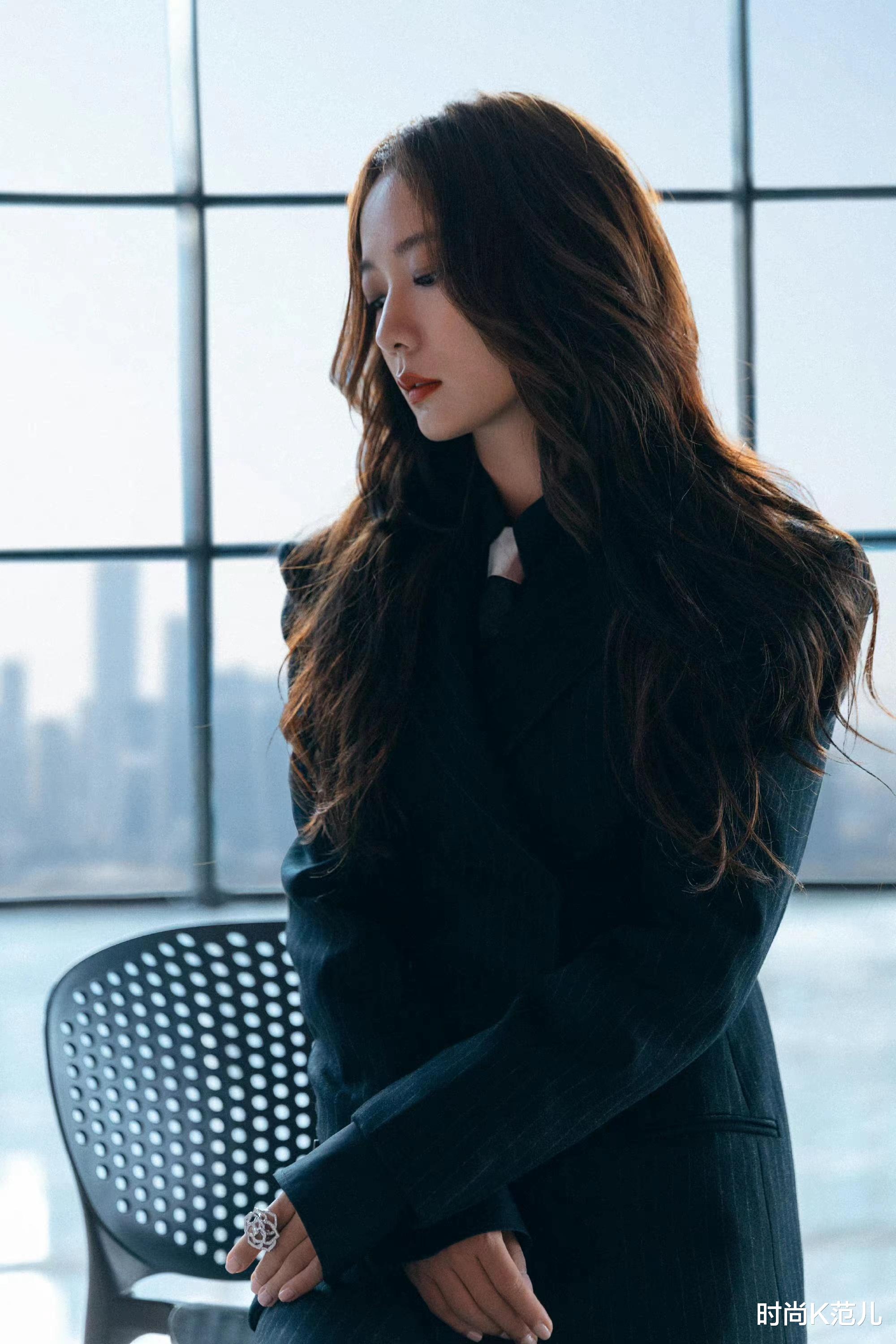 王珞丹|王珞丹条纹西装亮相金鹰节，烫波浪卷长发，女神范十足！