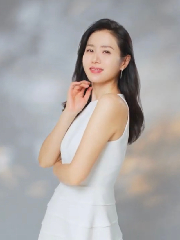 孙艺珍|孙艺珍怀孕已四个月，近照曝光肚子凸起明显，还用手护住肚中宝宝