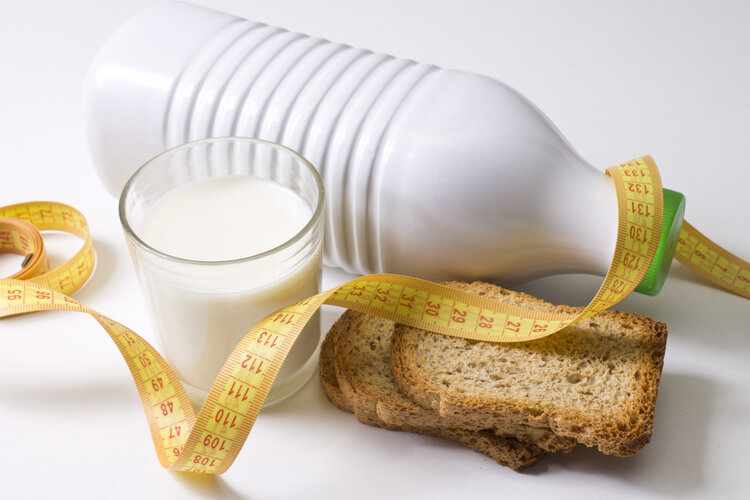 牛奶|牛奶中全是防腐剂，不仅有毒还致癌？3种“假牛奶”才真的要少喝