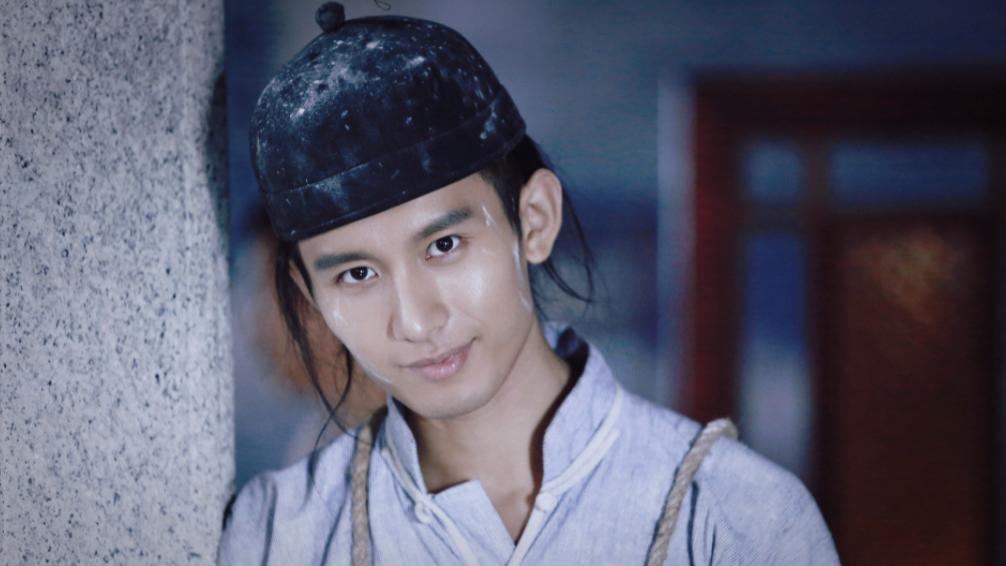 成毅|成毅强势主演，《深潜》却积压两年仍未上线，只因“萤灯”还在？