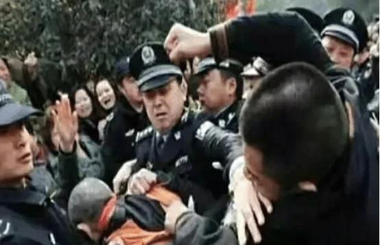 重庆人贩子彭洪菊,逃亡时被同行3500元卖给老头,被其折磨了12年