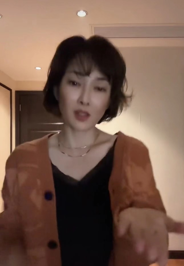 牛莉|49岁牛莉再陷整容风波！身形消瘦锁骨明显，被指撞脸孙悦模样大变