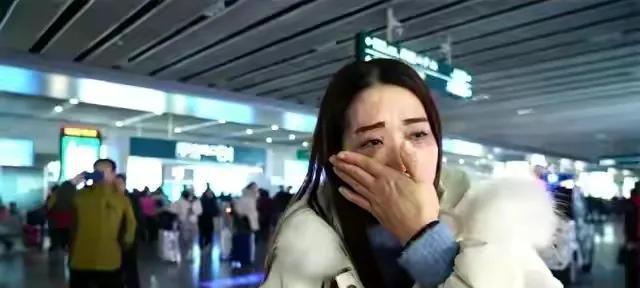 纪实父亲入狱母亲改嫁,6岁女童靠吃垃圾果腹,31年后与生父团聚
