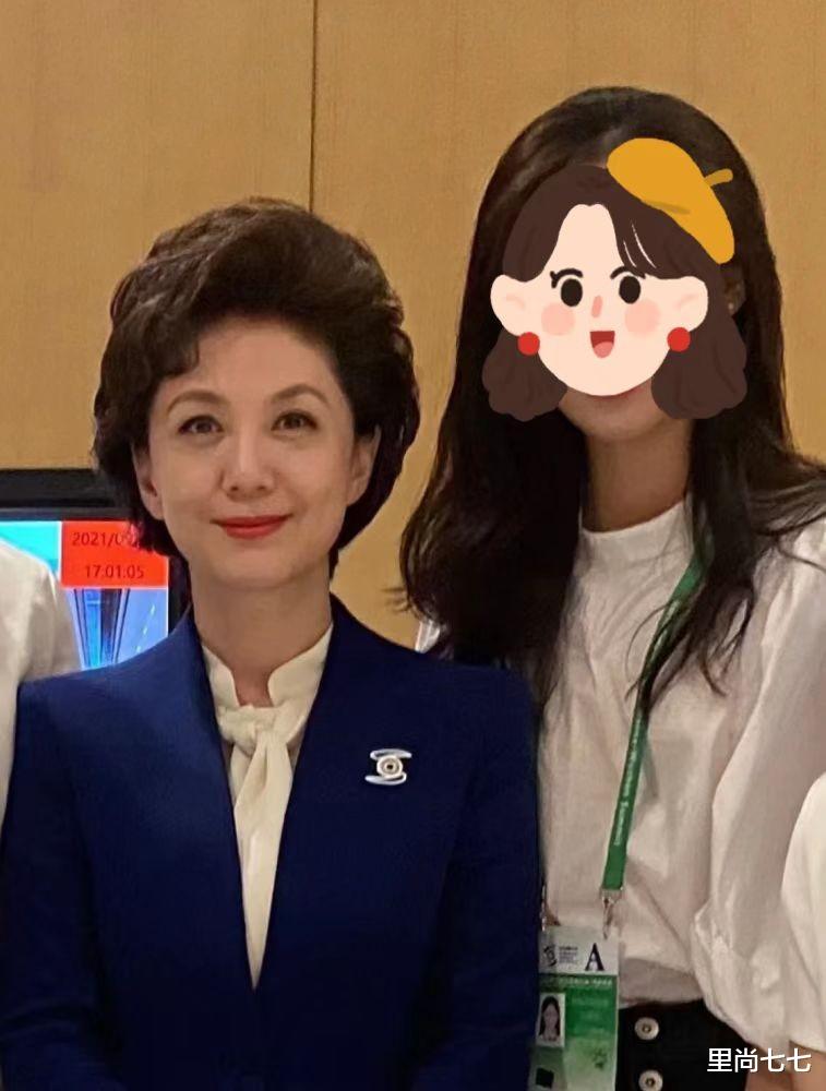 沈阳|海霞罕见现身活动,头发花白50岁气质超群,素颜的样子太好看了