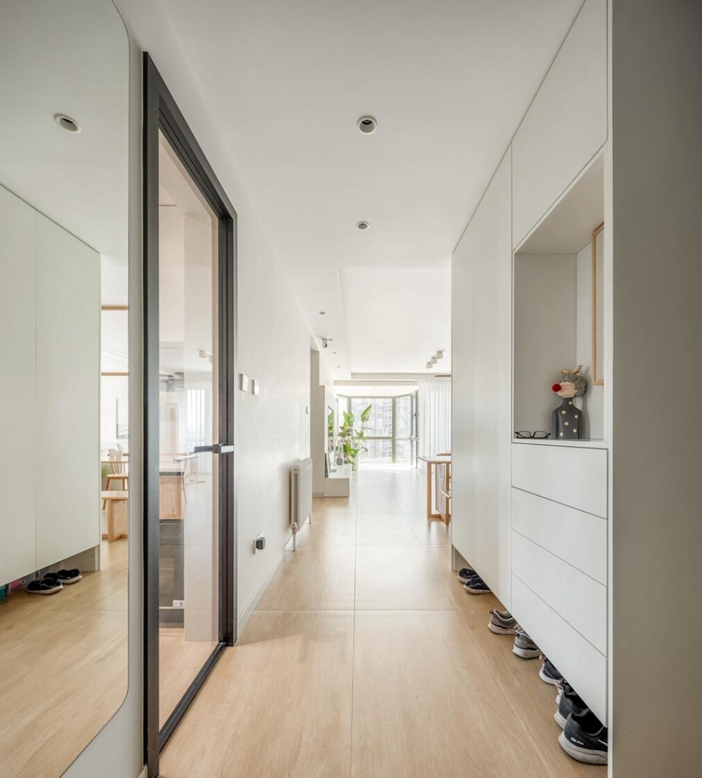 玄关一定要隔断?她直接规划出一个储物间,反而更加实用