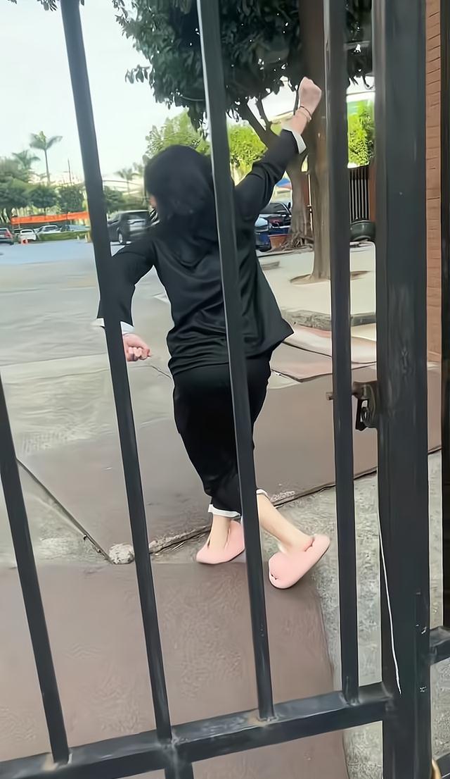 丈夫为了防止妻子外出喝酒,将大门锁上,不曾想到她能钻门缝出去