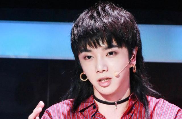 华晨宇|华晨宇红唇金发造型似洋娃娃,评论区的画风突变,直言雌雄难辨