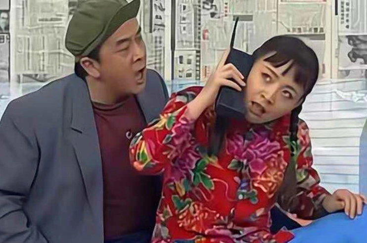 北京国安|太讽刺！65岁潘长江腿摔折后坐轮椅，导演韩兆推车挑战国安队