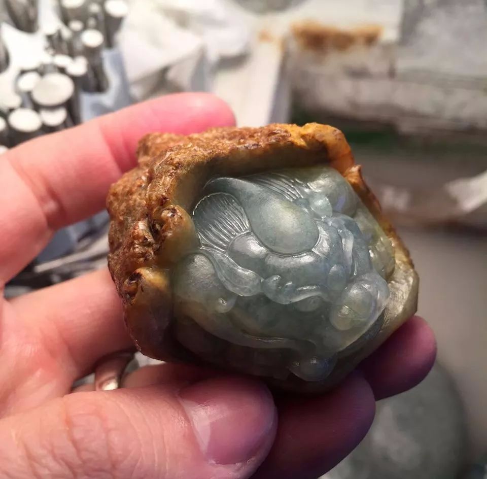 翡翠|2800淘的一块形状奇特的翡翠原石，雕刻出的麒麟更显霸气！