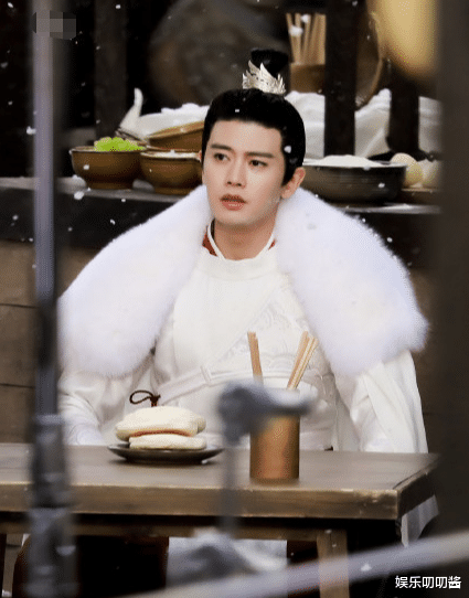 任嘉伦|任嘉伦新戏“人墙”保护，搭档Baby被唱衰，网友：圈子不同别硬融